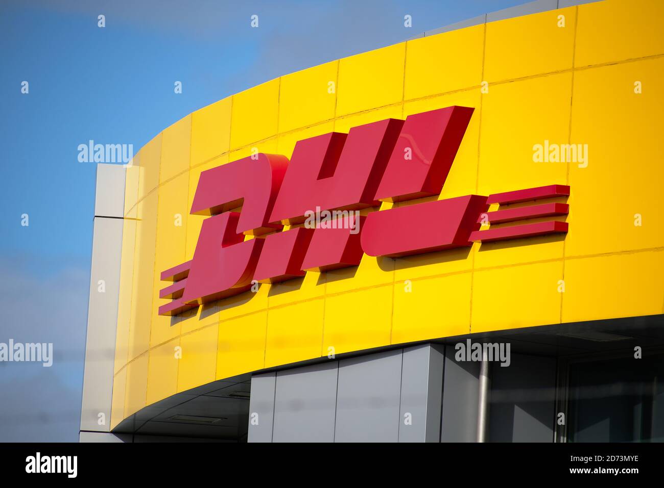 AUCKLAND, NEUSEELAND - 01. Juli 2019: Auckland / Neuseeland - 1. Juli 2019: Blick auf das DHL-Schild am Flughafen Auckland Stockfoto