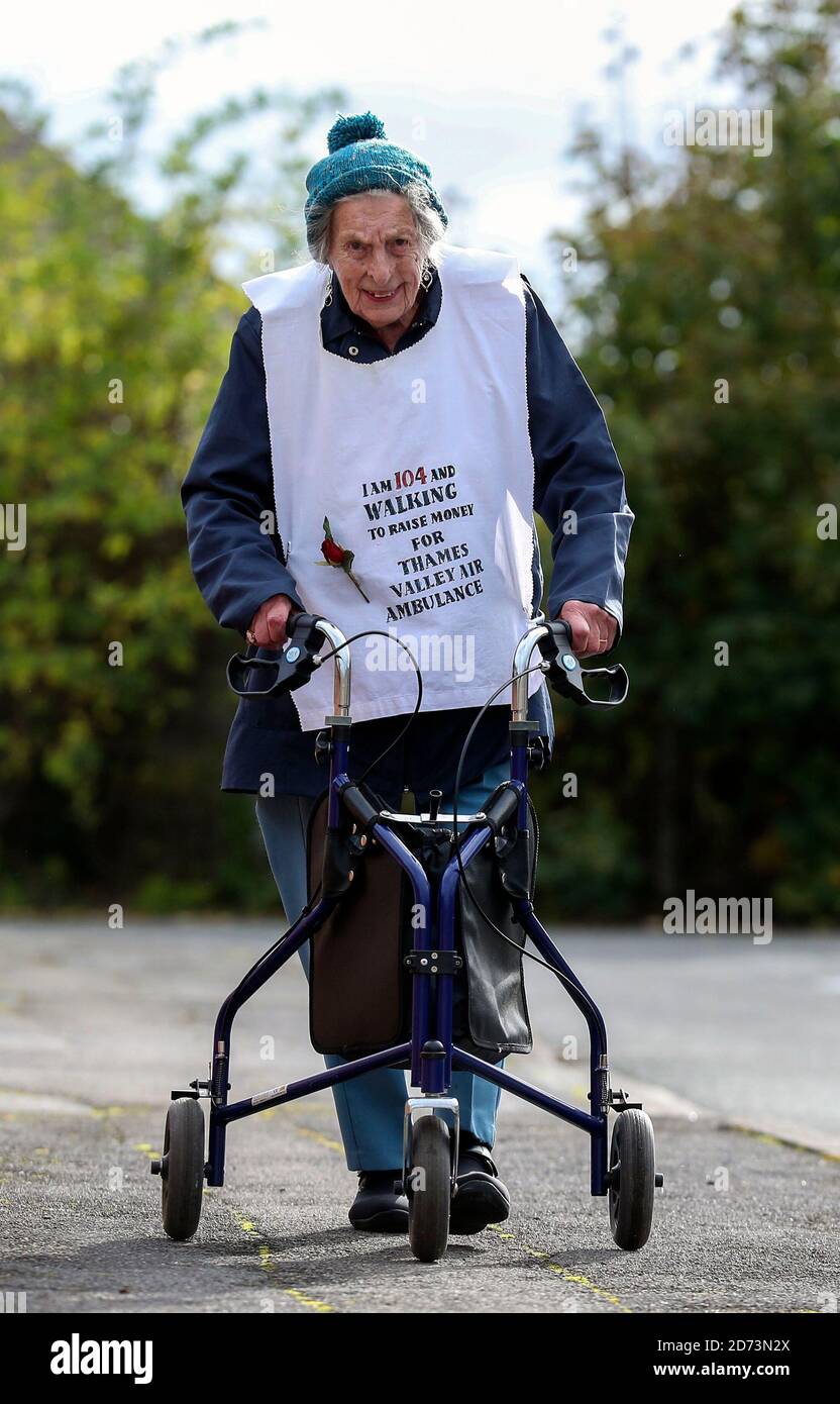 Die 104-jährige Ruth Saunders in Newbury, Berkshire, läuft einen Marathon, um Geld für Thames Valley Air Ambulance zu sammeln. Ruth, die über 8,000 GBP gesammelt hat, machte sich ursprünglich auf den Weg, 104 Runden ihres Blocks zu laufen, um ihrem Alter, einer Strecke von etwa 21 Meilen, zu entsprechen, entschied sich aber, ihr Ziel auf einen vollen Marathon (26.2 Meilen) auszudehnen, nachdem sie von ihrer Familie ermutigt wurde. Stockfoto