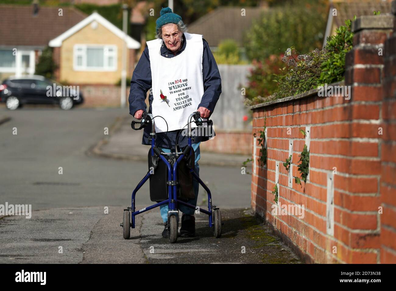 Die 104-jährige Ruth Saunders in Newbury, Berkshire, läuft einen Marathon, um Geld für Thames Valley Air Ambulance zu sammeln. Ruth, die über 8,000 GBP gesammelt hat, machte sich ursprünglich auf den Weg, 104 Runden ihres Blocks zu laufen, um ihrem Alter, einer Strecke von etwa 21 Meilen, zu entsprechen, entschied sich aber, ihr Ziel auf einen vollen Marathon (26.2 Meilen) auszudehnen, nachdem sie von ihrer Familie ermutigt wurde. Stockfoto