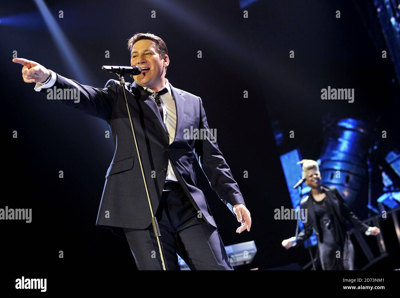 Tony Hadley vom Spandau Ballet tritt live in der O2 Arena in London auf Stockfoto