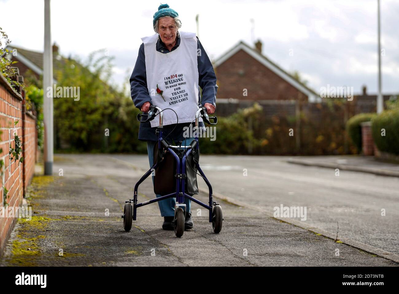 Die 104-jährige Ruth Saunders in Newbury, Berkshire, läuft einen Marathon, um Geld für Thames Valley Air Ambulance zu sammeln. Ruth, die über 8,000 GBP gesammelt hat, machte sich ursprünglich auf den Weg, 104 Runden ihres Blocks zu laufen, um ihrem Alter, einer Strecke von etwa 21 Meilen, zu entsprechen, entschied sich aber, ihr Ziel auf einen vollen Marathon (26.2 Meilen) auszudehnen, nachdem sie von ihrer Familie ermutigt wurde. Stockfoto
