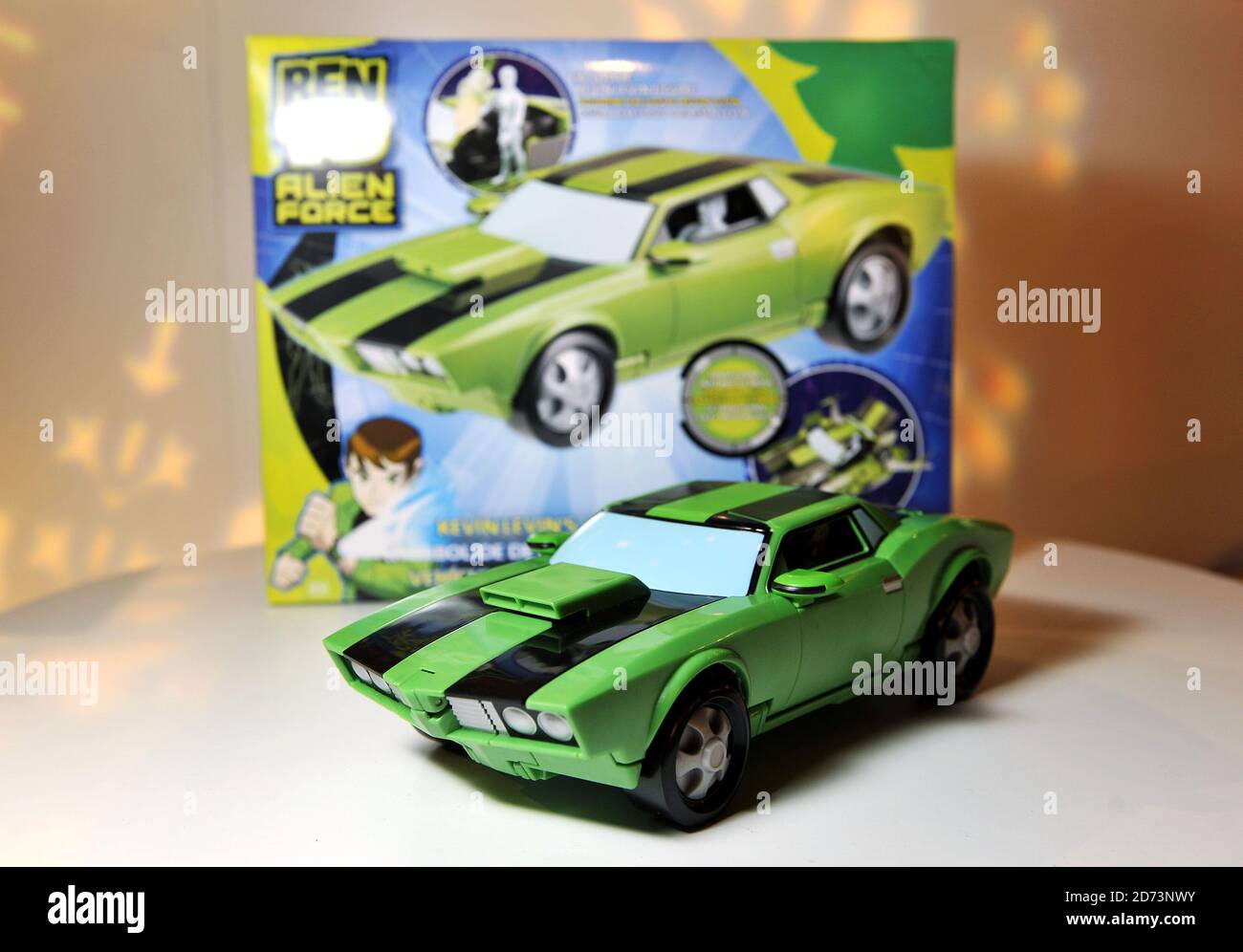 Ein Ben 10 Alien Force Action Cruiser, eines der Top 12  Weihnachtsspielzeuge auf der Dream Toys Ausstellung in St. Mary's Church im  Zentrum von London Stockfotografie - Alamy