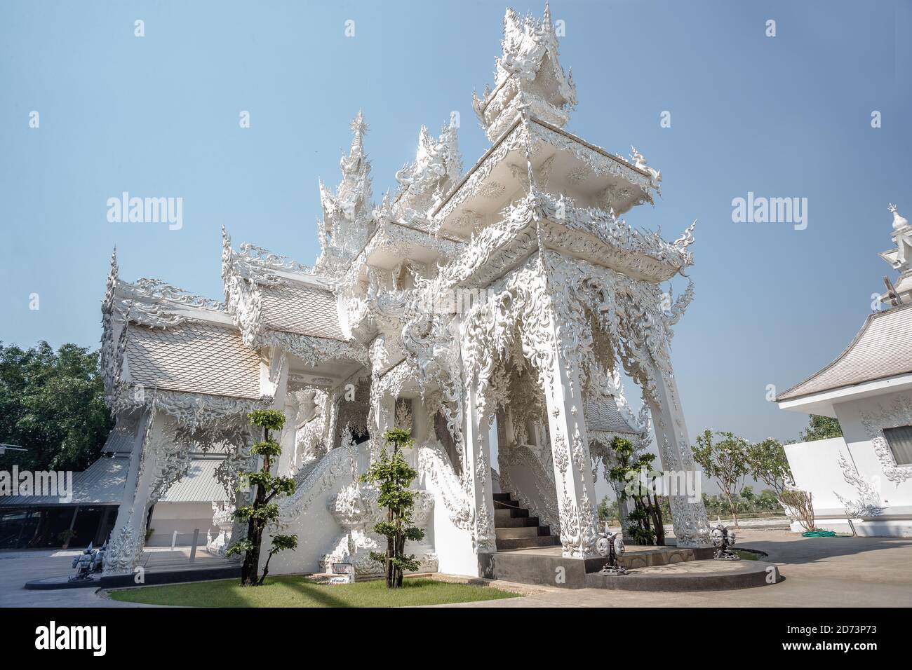 Wunderschöne verzierte weiße Tempel in Chiang Rai, Nord-Thailand. Wat Rong Khun (Weißer Tempel), ist ein zeitgenössischer unkonventioneller buddhistischer Tempel Stockfoto