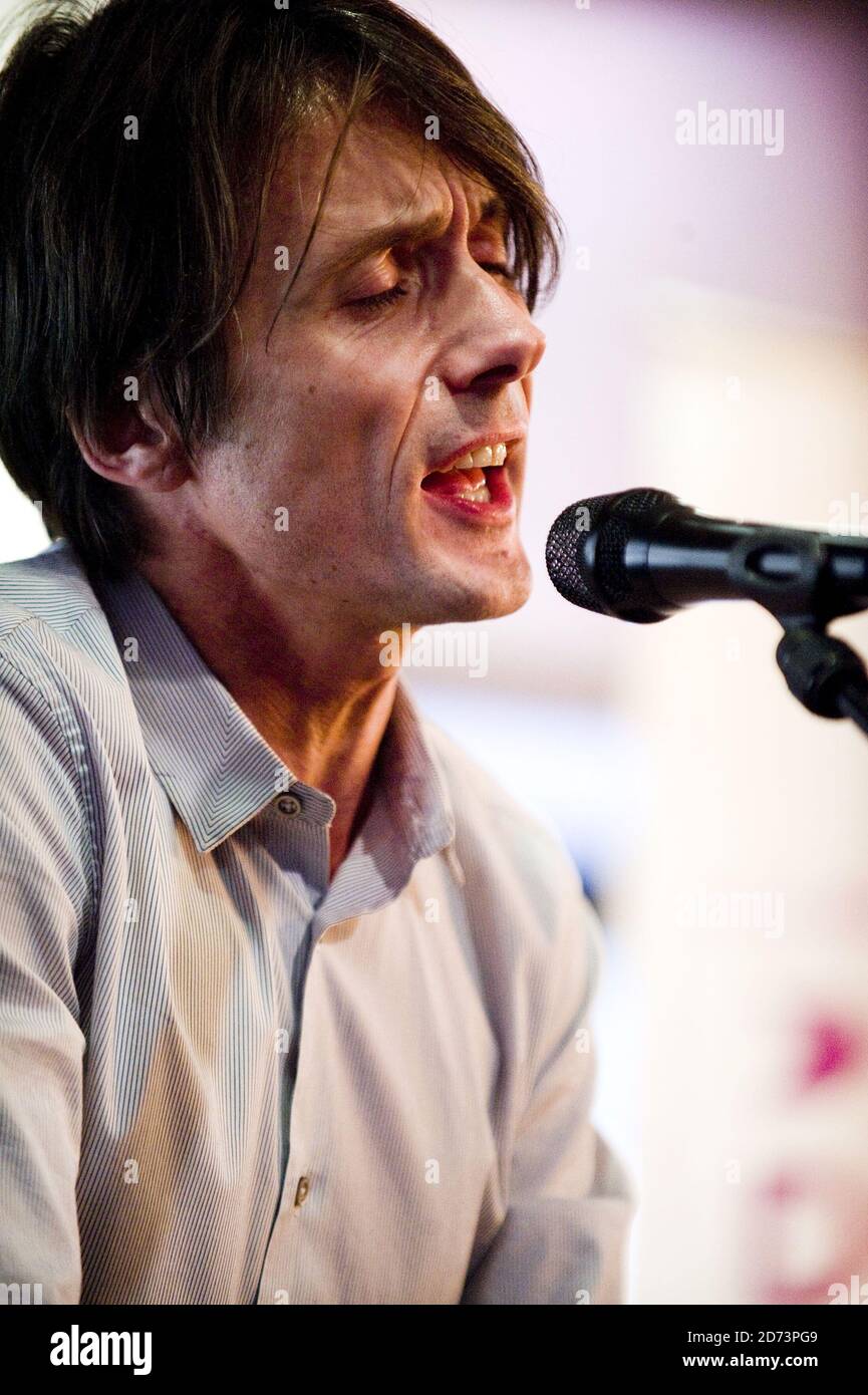 Brett Anderson spielt live im Absolute Radio, auf der Geoff Lloyd Hometime Show, in ihren Studios im Zentrum von London. Stockfoto