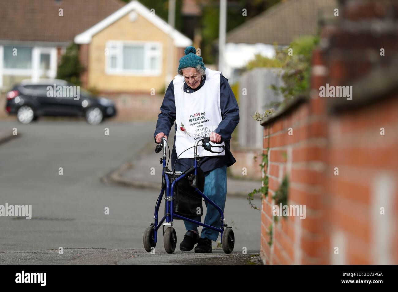 Die 104-jährige Ruth Saunders in Newbury, Berkshire, läuft einen Marathon, um Geld für Thames Valley Air Ambulance zu sammeln. Ruth, die über 8,000 GBP gesammelt hat, machte sich ursprünglich auf den Weg, 104 Runden ihres Blocks zu laufen, um ihrem Alter, einer Strecke von etwa 21 Meilen, zu entsprechen, entschied sich aber, ihr Ziel auf einen vollen Marathon (26.2 Meilen) auszudehnen, nachdem sie von ihrer Familie ermutigt wurde. Stockfoto