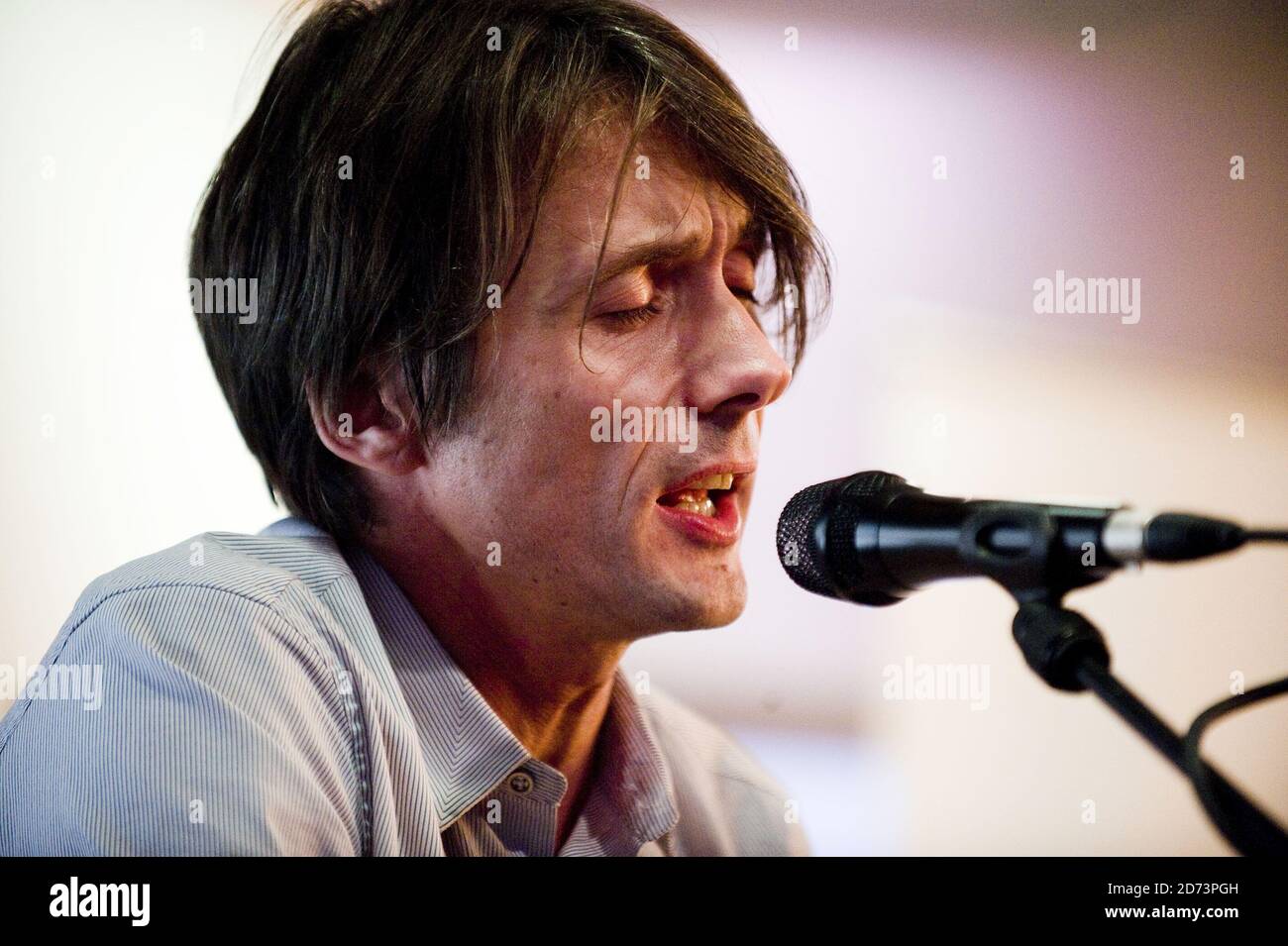 Brett Anderson spielt live im Absolute Radio, auf der Geoff Lloyd Hometime Show, in ihren Studios im Zentrum von London. Stockfoto