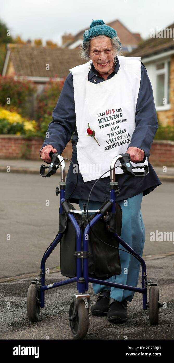 Die 104-jährige Ruth Saunders in Newbury, Berkshire, läuft einen Marathon, um Geld für Thames Valley Air Ambulance zu sammeln. Ruth, die über 8,000 GBP gesammelt hat, machte sich ursprünglich auf den Weg, 104 Runden ihres Blocks zu laufen, um ihrem Alter, einer Strecke von etwa 21 Meilen, zu entsprechen, entschied sich aber, ihr Ziel auf einen vollen Marathon (26.2 Meilen) auszudehnen, nachdem sie von ihrer Familie ermutigt wurde. Stockfoto