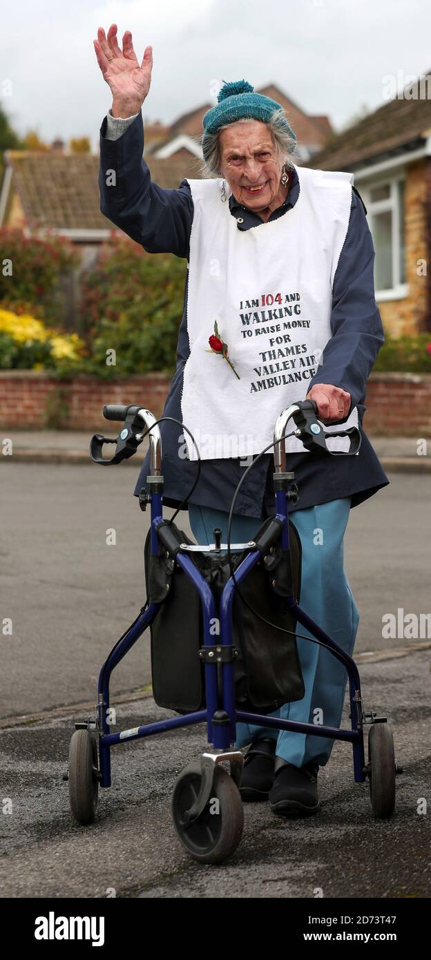 Die 104-jährige Ruth Saunders in Newbury, Berkshire, läuft einen Marathon, um Geld für Thames Valley Air Ambulance zu sammeln. Ruth, die über 8,000 GBP gesammelt hat, machte sich ursprünglich auf den Weg, 104 Runden ihres Blocks zu laufen, um ihrem Alter, einer Strecke von etwa 21 Meilen, zu entsprechen, entschied sich aber, ihr Ziel auf einen vollen Marathon (26.2 Meilen) auszudehnen, nachdem sie von ihrer Familie ermutigt wurde. Stockfoto