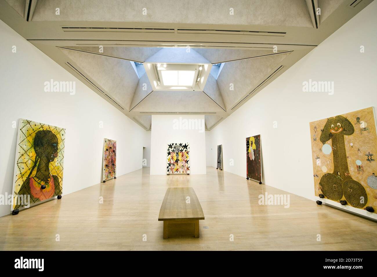 Werke von Chris Ofili in einer neuen Ausstellung seiner Werke in der Tate Britain Art Gallery im Zentrum von London. Die Ausstellung läuft bis zum 16. Mai 2010. Stockfoto