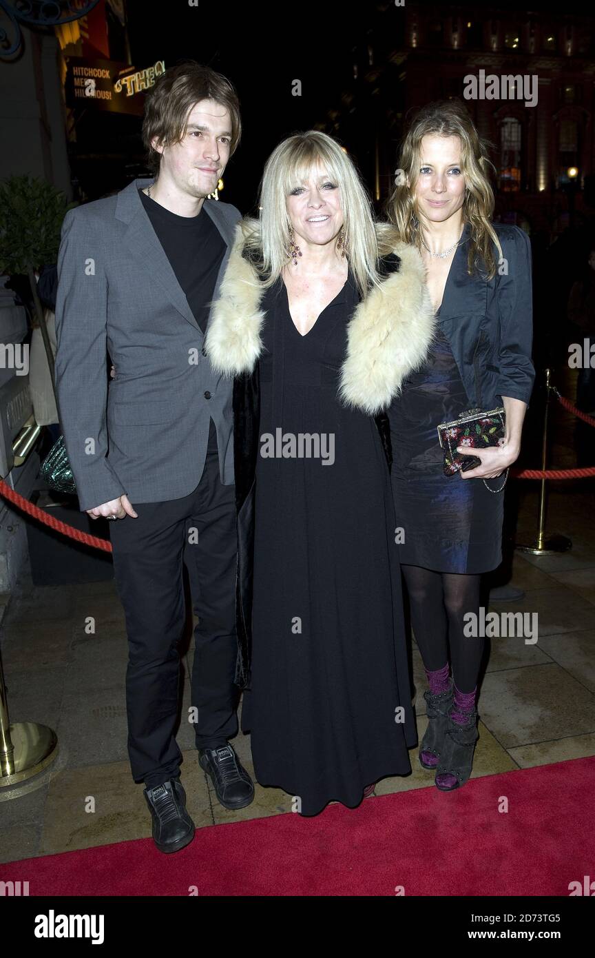 (l-r) Jesse, Jo und Tilly Wood kommen zum 135. Geburtstag des Criterion Restaurants im Zentrum Londons an. Stockfoto