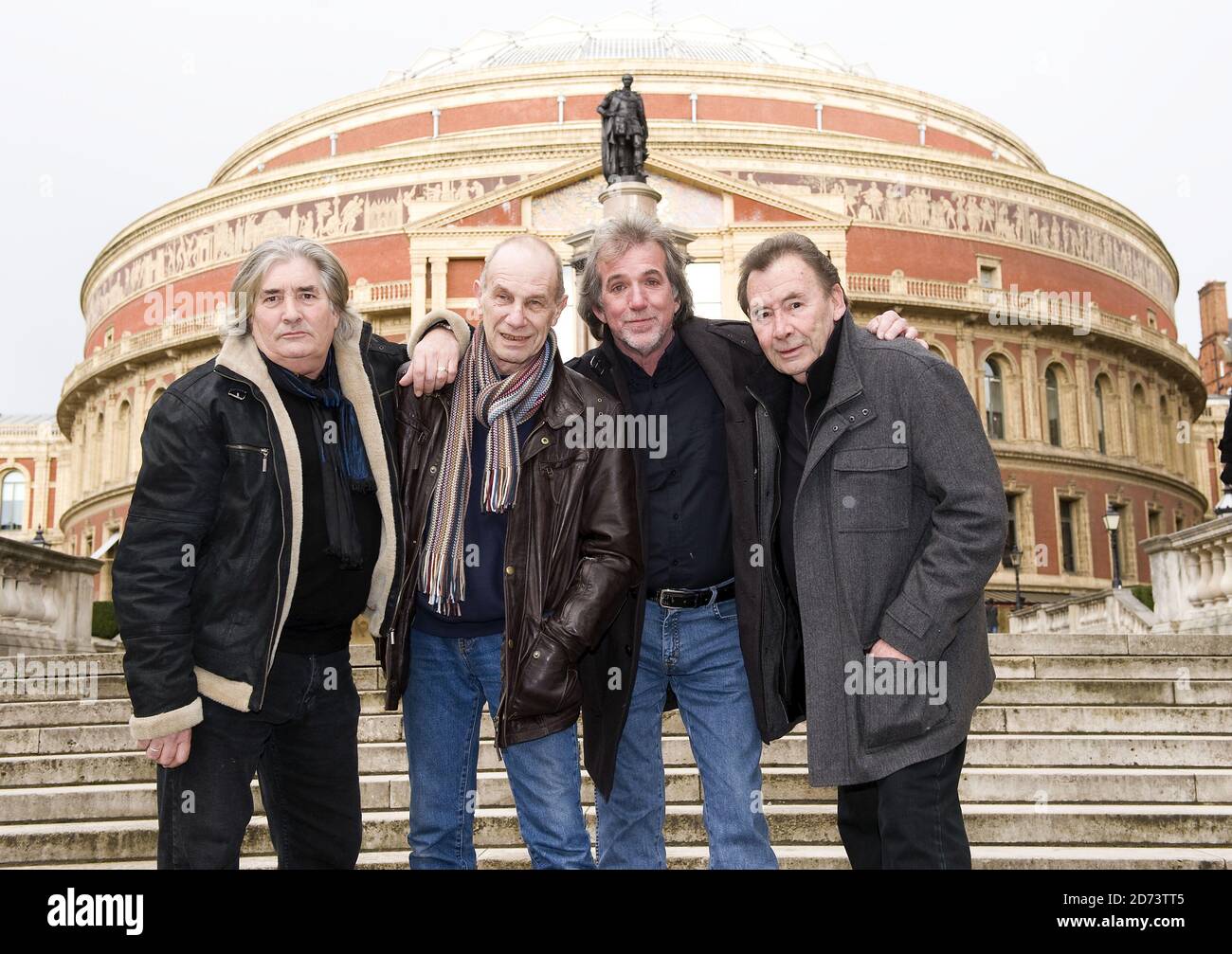 Die Troggs (l-r Pete Lucas, Chris Britton, Dave Maggs und Reg Presley), die in der Solid 60s Silver Show auftreten, posieren für Fotos vor der Royal Albert Hall im Zentrum von London, um die Sonderschau zum 25-jährigen Jubiläum zu starten. Stockfoto