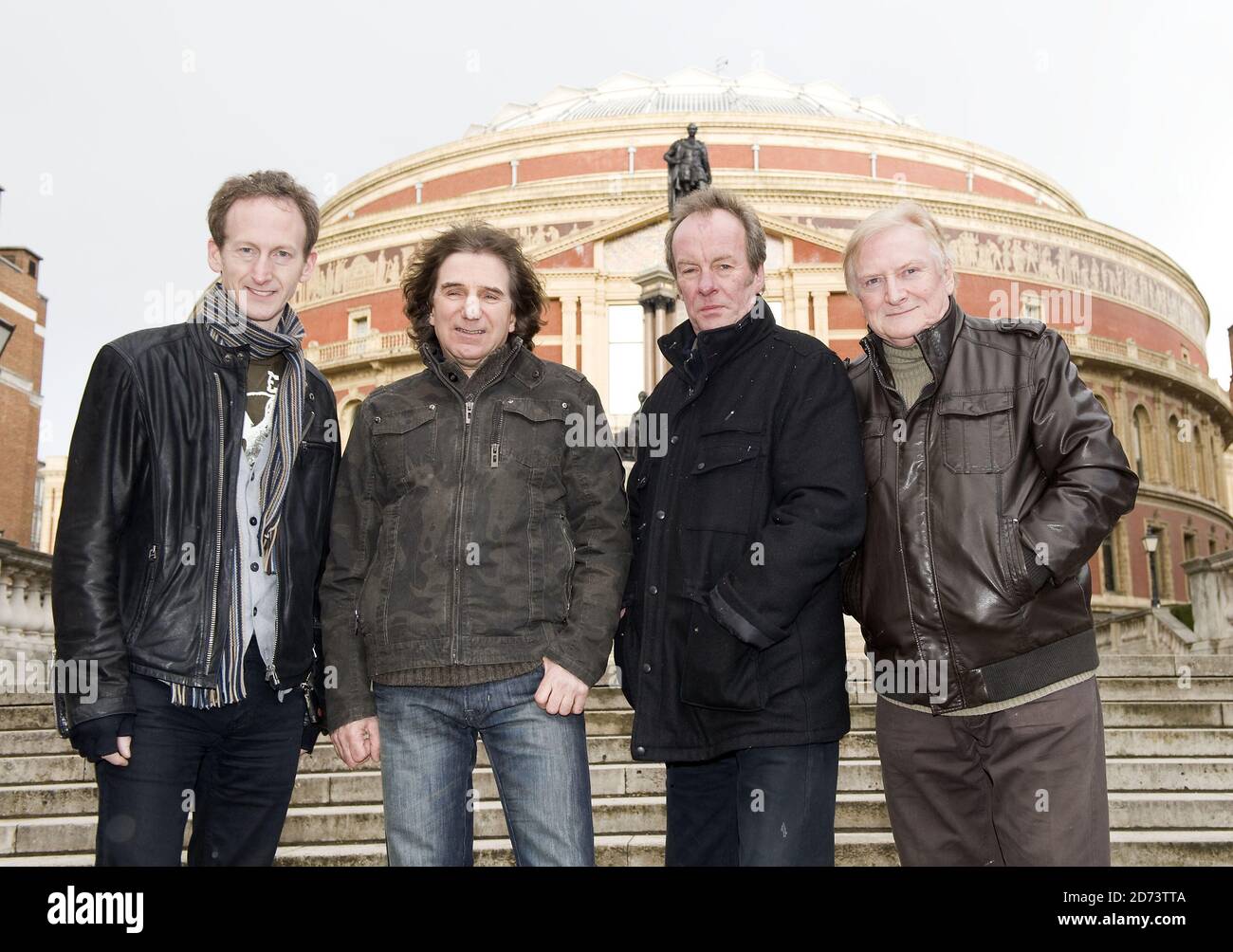 Vanity Fare (l-r Steve Oakman, Bernie Hagley, Mark Dean Ellen, Eddie  Wheeler), die in der Solid 60s Silver Show auftreten, posieren für Fotos  vor der Royal Albert Hall im Zentrum von London,
