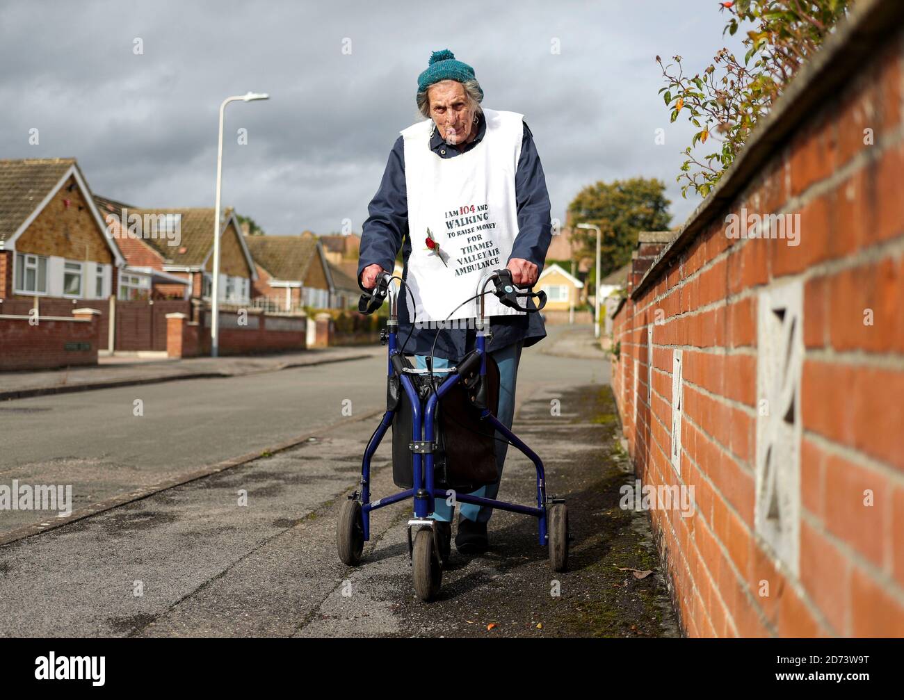 Die 104-jährige Ruth Saunders in Newbury, Berkshire, läuft einen Marathon, um Geld für Thames Valley Air Ambulance zu sammeln. Ruth, die über 8,000 GBP gesammelt hat, machte sich ursprünglich auf den Weg, 104 Runden ihres Blocks zu laufen, um ihrem Alter, einer Strecke von etwa 21 Meilen, zu entsprechen, entschied sich aber, ihr Ziel auf einen vollen Marathon (26.2 Meilen) auszudehnen, nachdem sie von ihrer Familie ermutigt wurde. Stockfoto