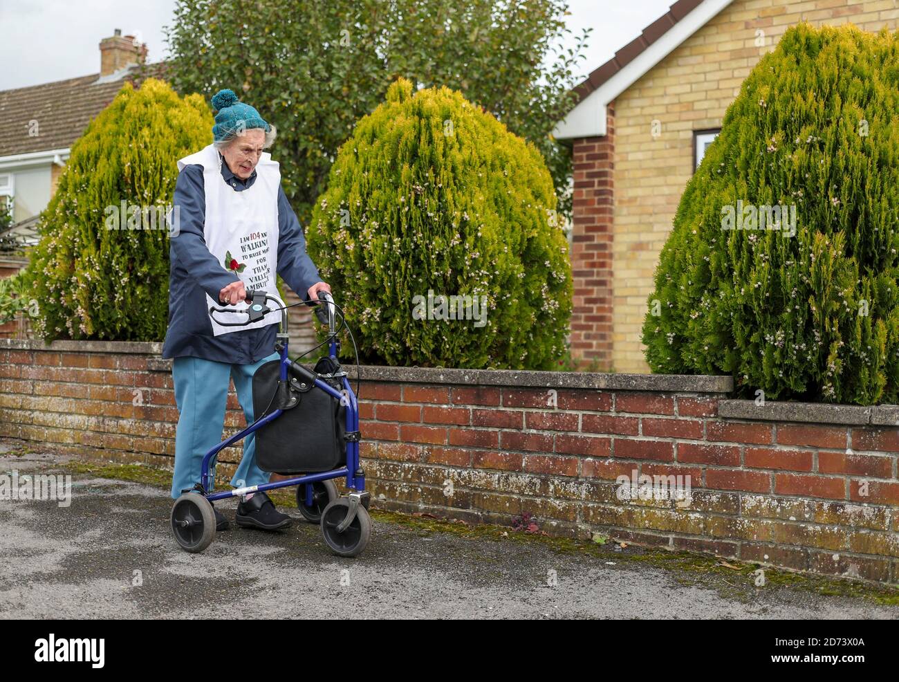 Die 104-jährige Ruth Saunders in Newbury, Berkshire, läuft einen Marathon, um Geld für Thames Valley Air Ambulance zu sammeln. Ruth, die über 8,000 GBP gesammelt hat, machte sich ursprünglich auf den Weg, 104 Runden ihres Blocks zu laufen, um ihrem Alter, einer Strecke von etwa 21 Meilen, zu entsprechen, entschied sich aber, ihr Ziel auf einen vollen Marathon (26.2 Meilen) auszudehnen, nachdem sie von ihrer Familie ermutigt wurde. Stockfoto