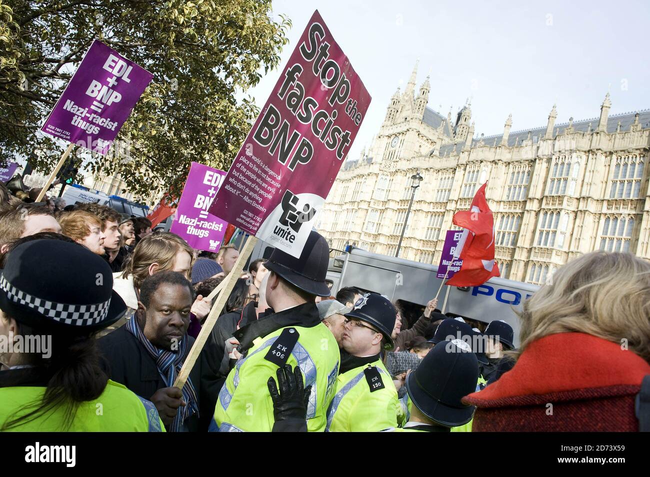 Antifaschistische Demonstranten demonstrieren gegen einen marsch der englischen Verteidigungsliga gegen Westminster, um den Besuch des anti-islamistischen niederländischen Abgeordneten Geert Wilders im Vereinigten Königreich zu unterstützen. Stockfoto