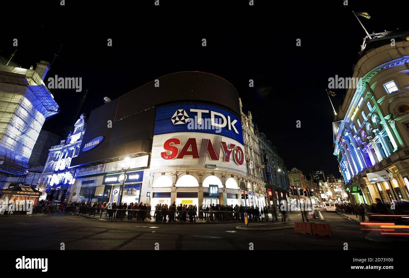 Piccadilly Circus, London, in der Dunkelheit gesehen, als die Lichter ausgeschaltet wurden, um die Earth Hour des WWF zu markieren. Stockfoto