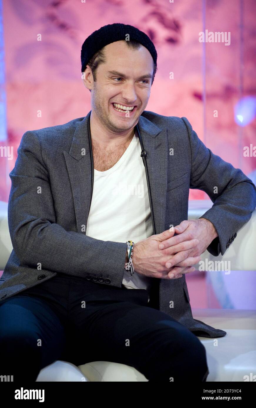 Jude Law am Set von T4, während der Dreharbeiten zu einem Interview mit Nick Grimshaw, das im T4 Studio in London gedreht wurde Stockfoto