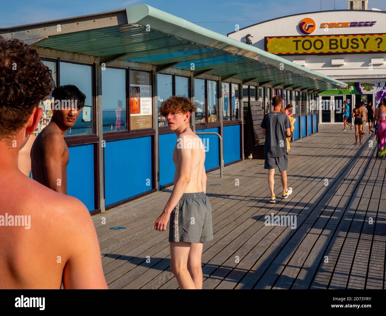 BOUREMOUTH, VEREINIGTES KÖNIGREICH - JUNI 25: ZU BESCHÄFTIGT? Tipps für Besucher zum Bournemout Pier und Strand. Ein großer Vorfall wurde nach Tausenden von peo erklärt Stockfoto