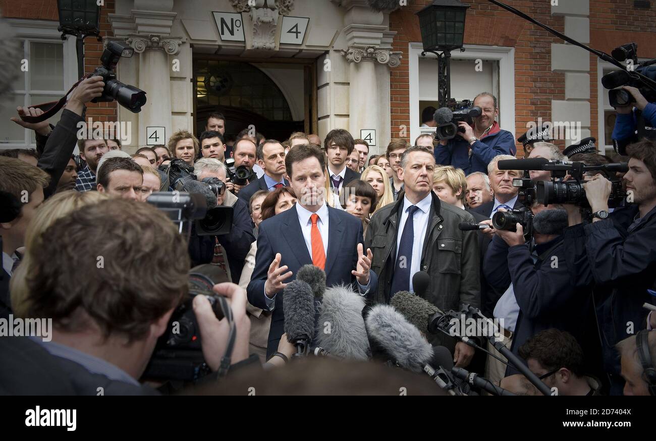 Der Liberaldemokrat Nick Clegg spricht am Morgen nach der Parlamentswahl vor dem Hauptquartier der Liberaldemokraten in Westmonster, London, die Medien an. Stockfoto