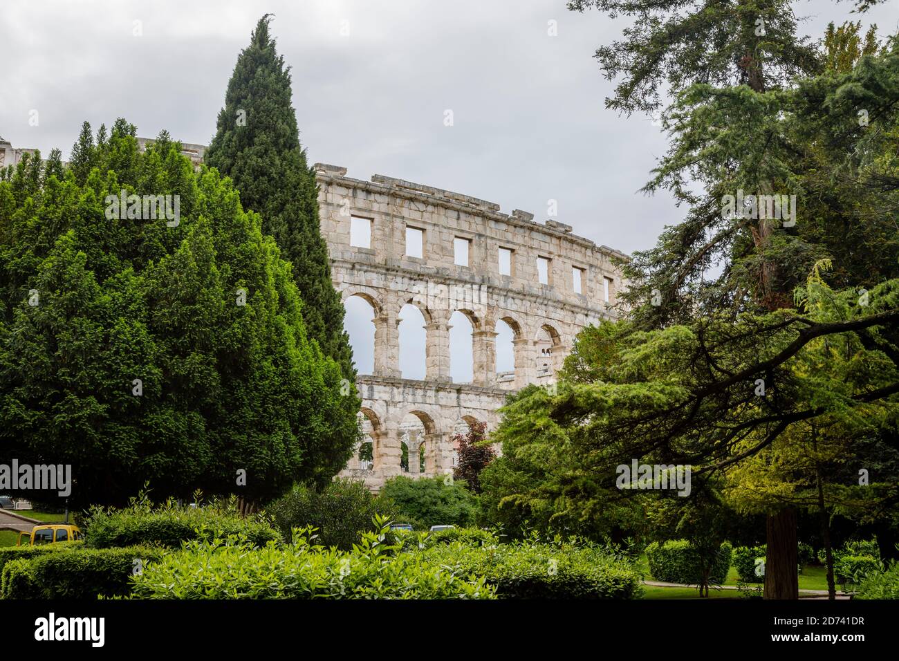 Blick von außen auf die Überreste des ikonischen antiken römischen Amphitheaters in Pula, Istrien, Kroatien, eine führende lokale Touristenattraktion Stockfoto