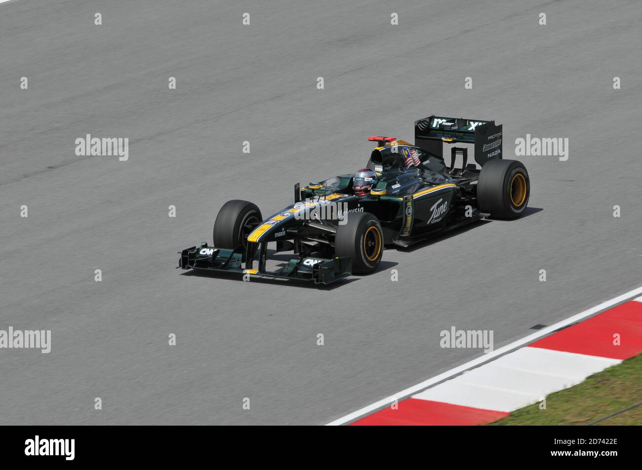 SEPANG, MALAYSIA - 2. APRIL : Lotus Racing Fahrer Fairuz Fauzy aus Malaysia fährt beim ersten Training auf der Sepang F1 Strecke 2. April 2 Stockfoto