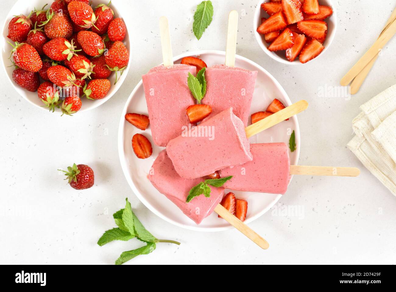 Erdbeer-Eis-Eis-Eis-Eis auf weißem Teller. Leckeres Sommerdessert. Draufsicht, flach liegend Stockfoto
