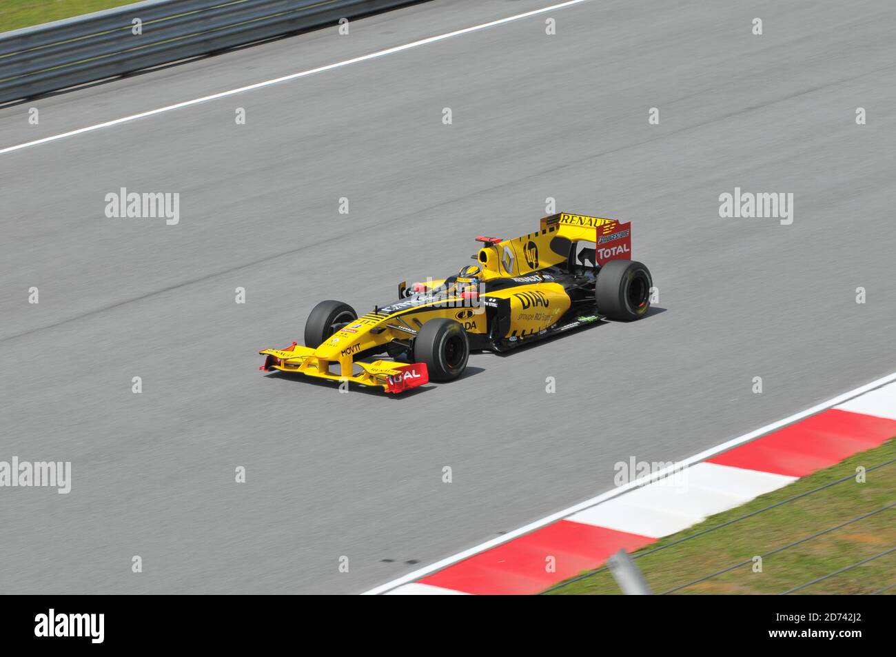 SEPANG, MALAYSIA - 2. APRIL : Renault F1 Fahrer Robert Kubica aus Polen fährt während der ersten Trainingseinheit auf der Sepang F1 Strecke am 2. April 2010 Stockfoto