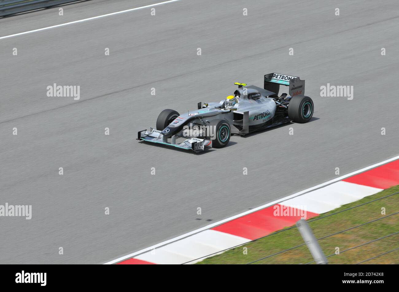 SEPANG, MALAYSIA - 2. APRIL : Mercedes Formel-1-Pilot Nico Rosberg aus Deutschland fährt beim ersten Training auf der Sepang F1-Strecke Apr Stockfoto