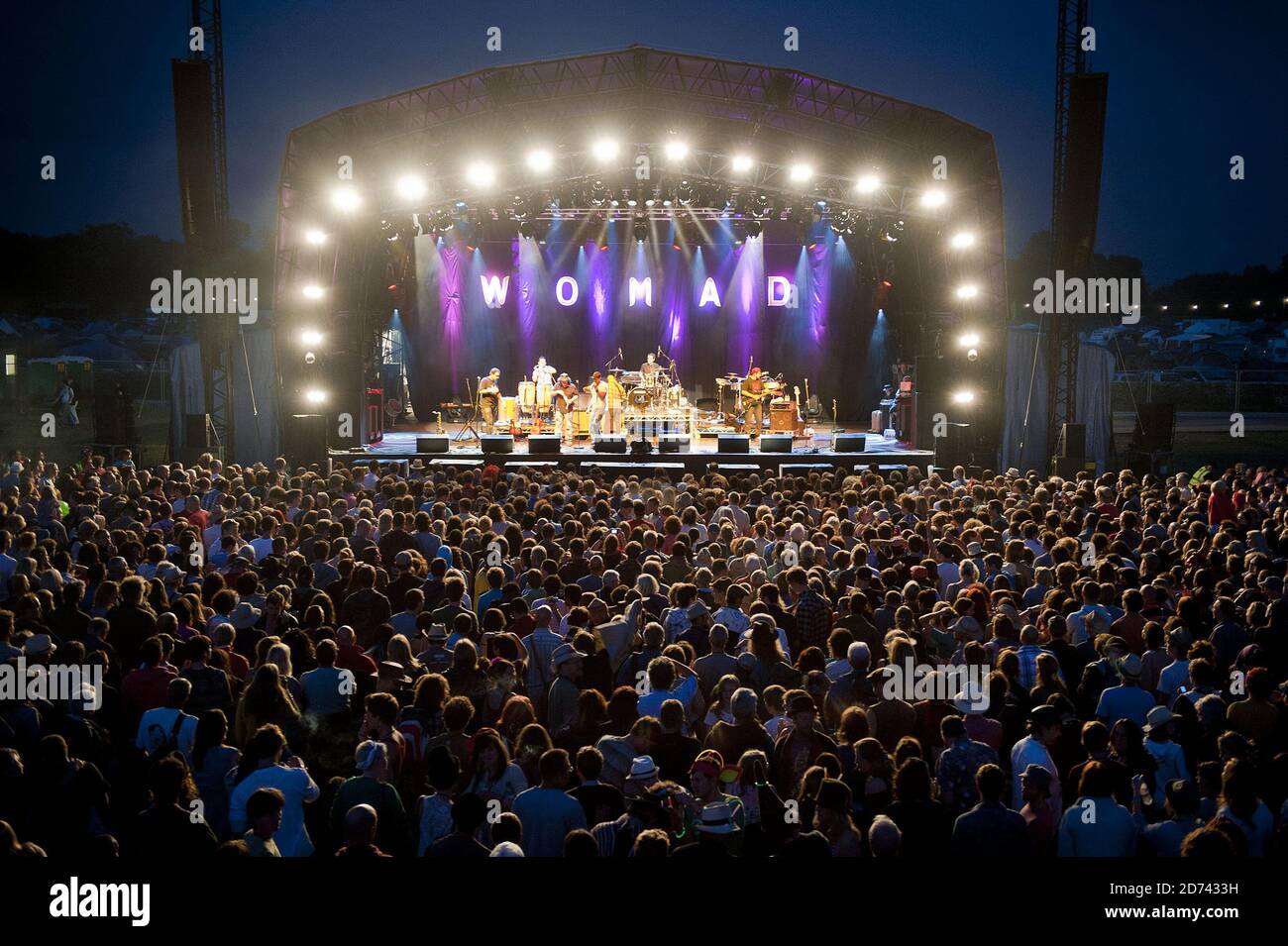 Ein allgemeiner Blick während Ozomatlis Auftritt am ersten Tag des Womad Festivals, in Malmesbury in Wiltshire. Bilddatum: 23. Juli 2010. M Crossick/EMPICS Stockfoto