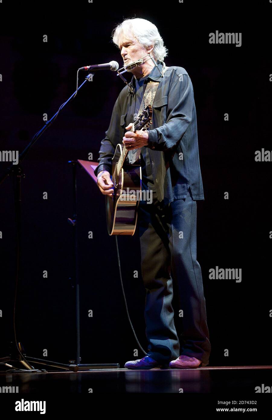 Kris Kristofferson spielt live in der Cadogan Hall im Zentrum von London. Stockfoto