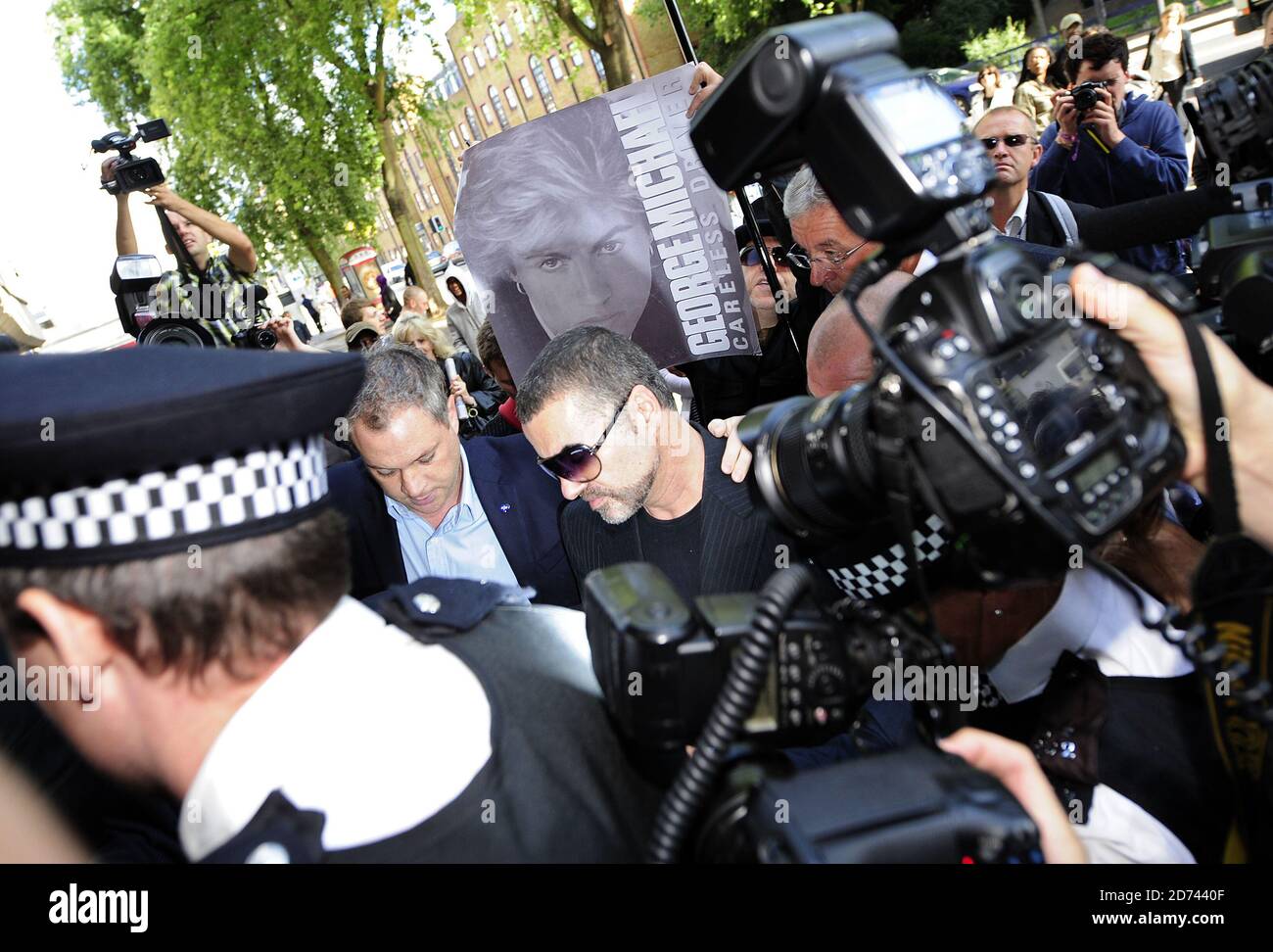 George Michael kommt am Amtsgericht von Highbury im Norden Londons an, um sich der Anklage zu stellen, unter dem Einfluss des Führers zu fahren. Stockfoto