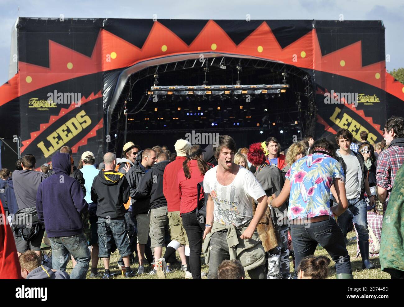 Das Publikum auf der Hauptbühne beobachten Limp Bizkit am zweiten Tag des Leeds Festivals, im Bramham Park in West Yorkshire. Stockfoto