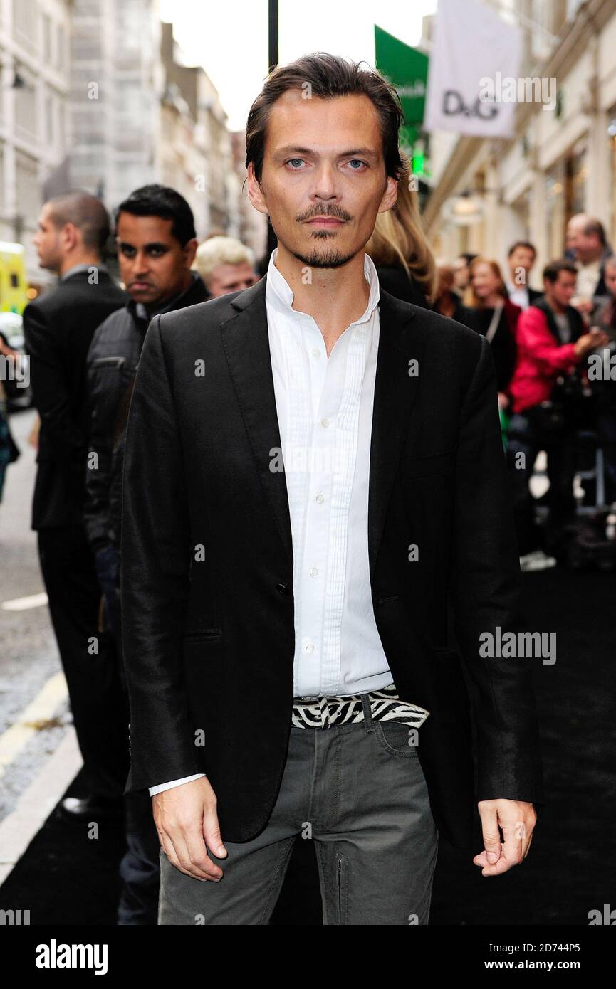 Matthew Williamson kommt im Armani-Laden in der New Bond St im Zentrum von London an, um im Rahmen des Nachtausgleichs von Vogue's Fashion in den Geschäften der Hauptstadt zu feiern. Stockfoto