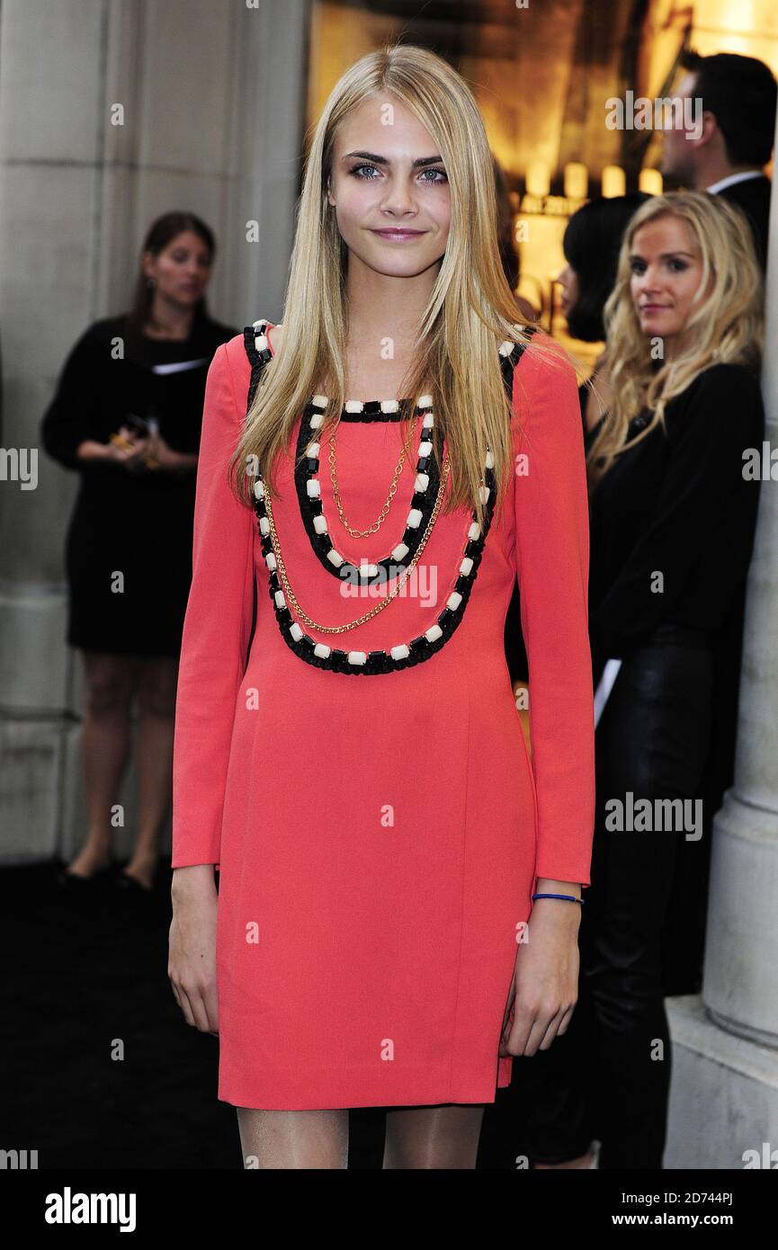 Cara Delevingne kommt im Armani-Store in der New Bond St im Zentrum von London an, um im Rahmen des Nachtausladens von Vogue's Fashion in den Geschäften der Hauptstadt zu feiern. Stockfoto