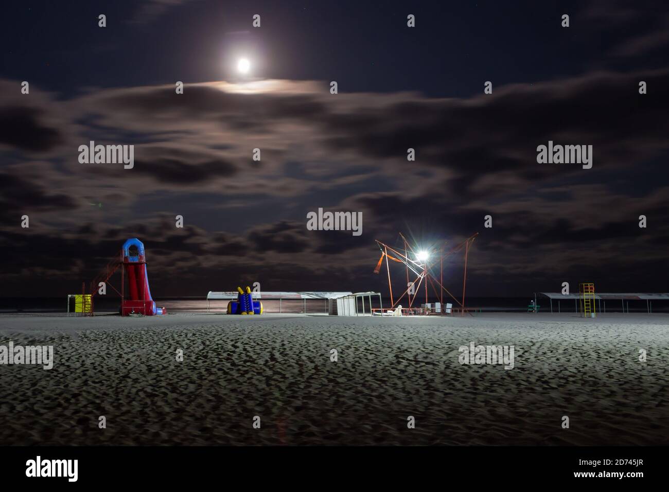 Nachtstrand mit Attraktionen Stockfoto