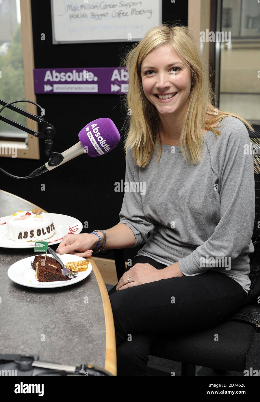 Richterin Lisa Faulkner im Bild während des "man Bake"-Wettbewerbs auf Christian O'Connell's Frühstücksshow, in den Absolute Radio Studios im Zentrum von London. Stockfoto