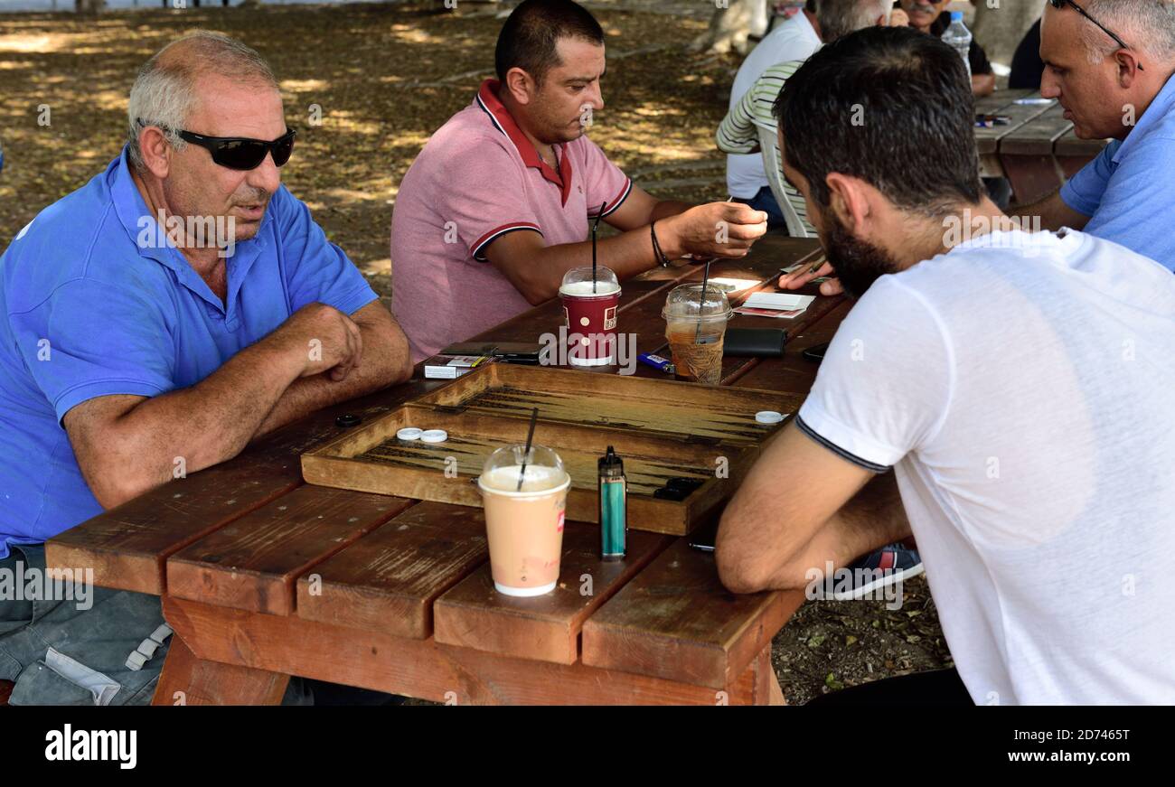 Männer spielen Backgammon andere Karten auf dem Tisch im Park, Zypern Stockfoto