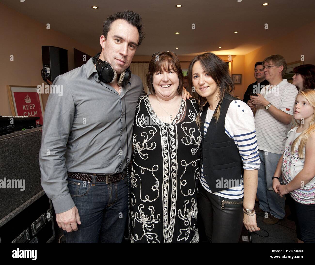 KT Tunstall spielt live im Wohnzimmer der Absolute Radio-Hörerin Tanya Barrow, in Fleet, als Christian O'Connell's Breakfast Show live aus ihrem Haus gesendet wurde, um die Einführung von Sky 3D zu feiern. Stockfoto