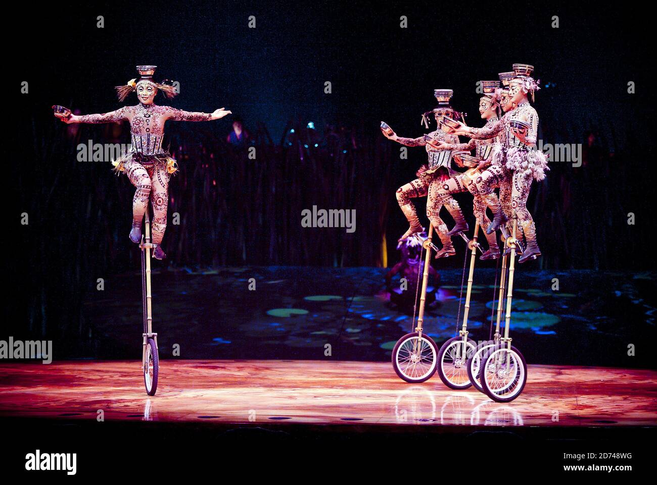 Darsteller auf der Bühne während einer Generalprobe von Totem vom Cirque Du Soleil in der Royal Albert Hall im Westen Londons. Stockfoto