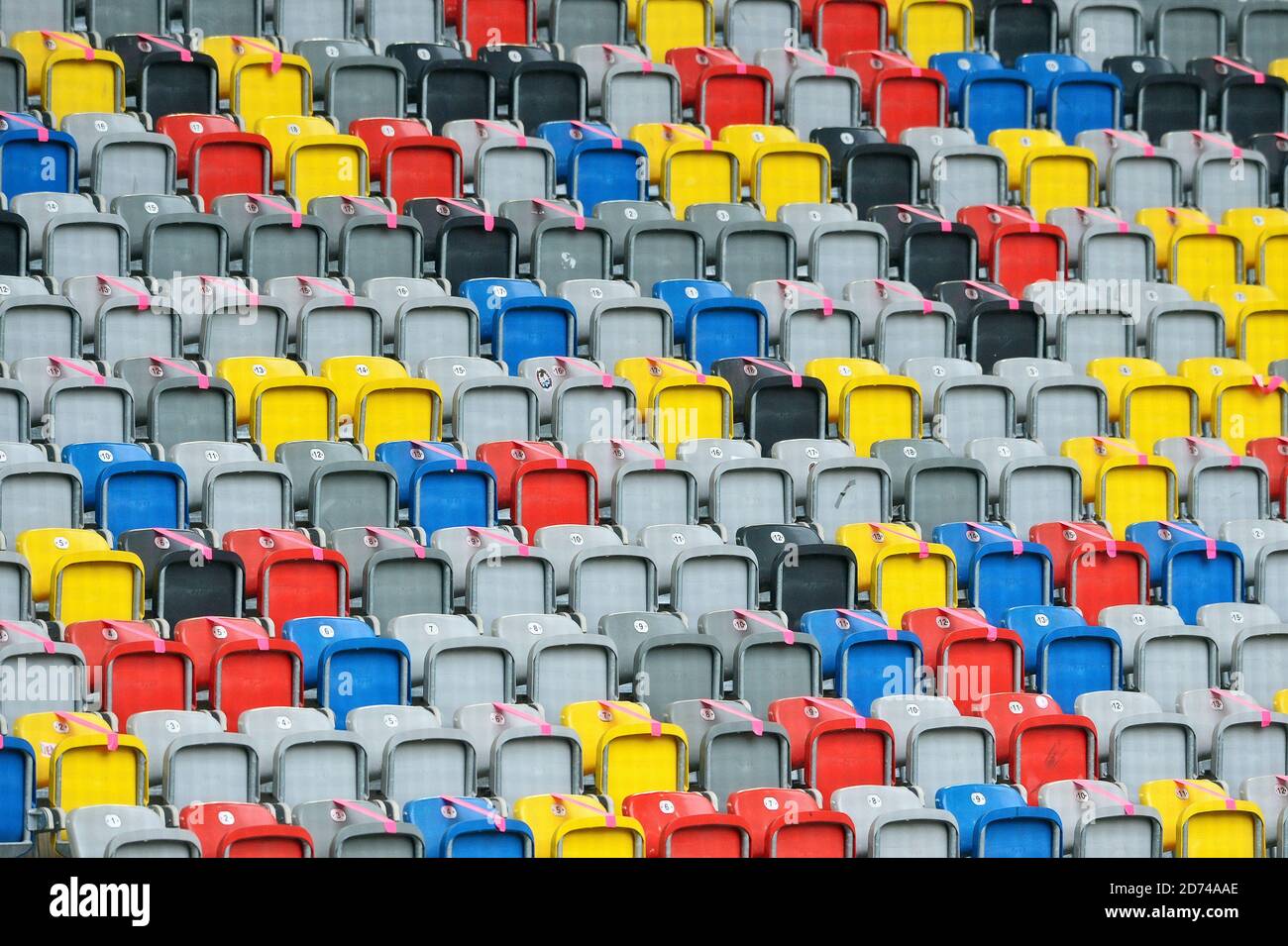 Die bunten Sitzschalen in der leeren Merkur Spiel Arena in Düsseldorf. Stockfoto