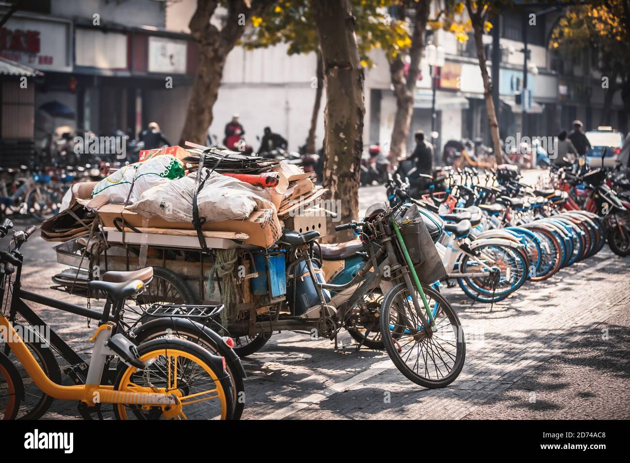 Fahrrad mit Abfall auf dem Bürgersteig, Hangzhou, China Stockfoto