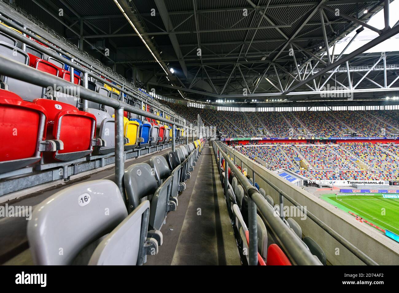 Die bunten Sitzschalen in der leeren Merkur Spiel Arena in Düsseldorf. Stockfoto
