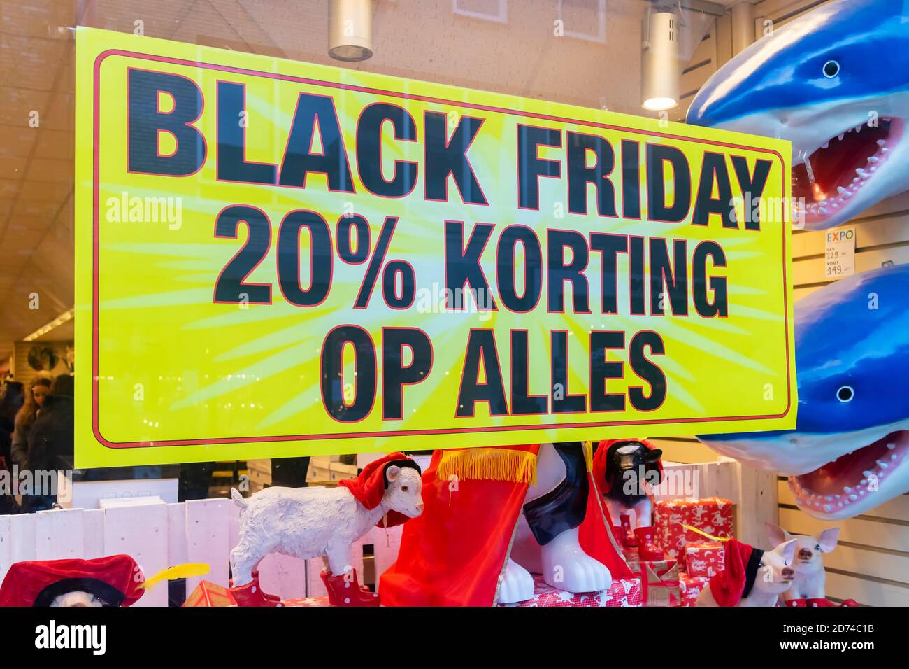 Black Friday Werbeschild in einem Schaufenster mit dem Niederländischer Text 'Schwarzer Freitag 20% Rabatt auf alles' Stockfoto