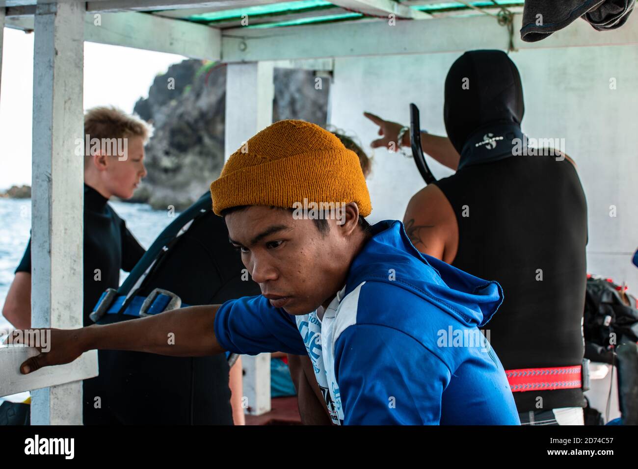 Calventuras Islands, Ngwesaung, Myanmar, 29. Dezember 2019: Portrait eines burmesischen Mannes vor einigen Tauchern auf einem Boot Stockfoto