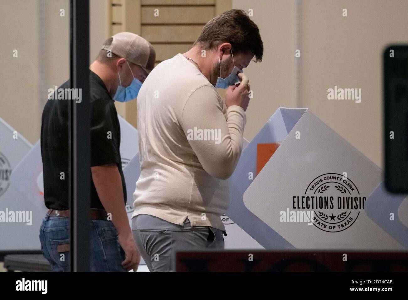 Austin, Texas 20. Oktober 2020: Die maskierten Wähler des Landkreises Travis gaben während der frühen Wahlperiode in Texas Stimmzettel ab. Die Grafschaft hat durchschnittlich eine Rekordzahl von 35,000 Wählern pro Tag mit zwei Wochen vor der Wahl am 3. November. Die Texaner haben bisher mehr als vier Millionen Stimmen in der Frühwahl abgestimmt. Kredit: Bob Daemmrich/Alamy Live Nachrichten Stockfoto