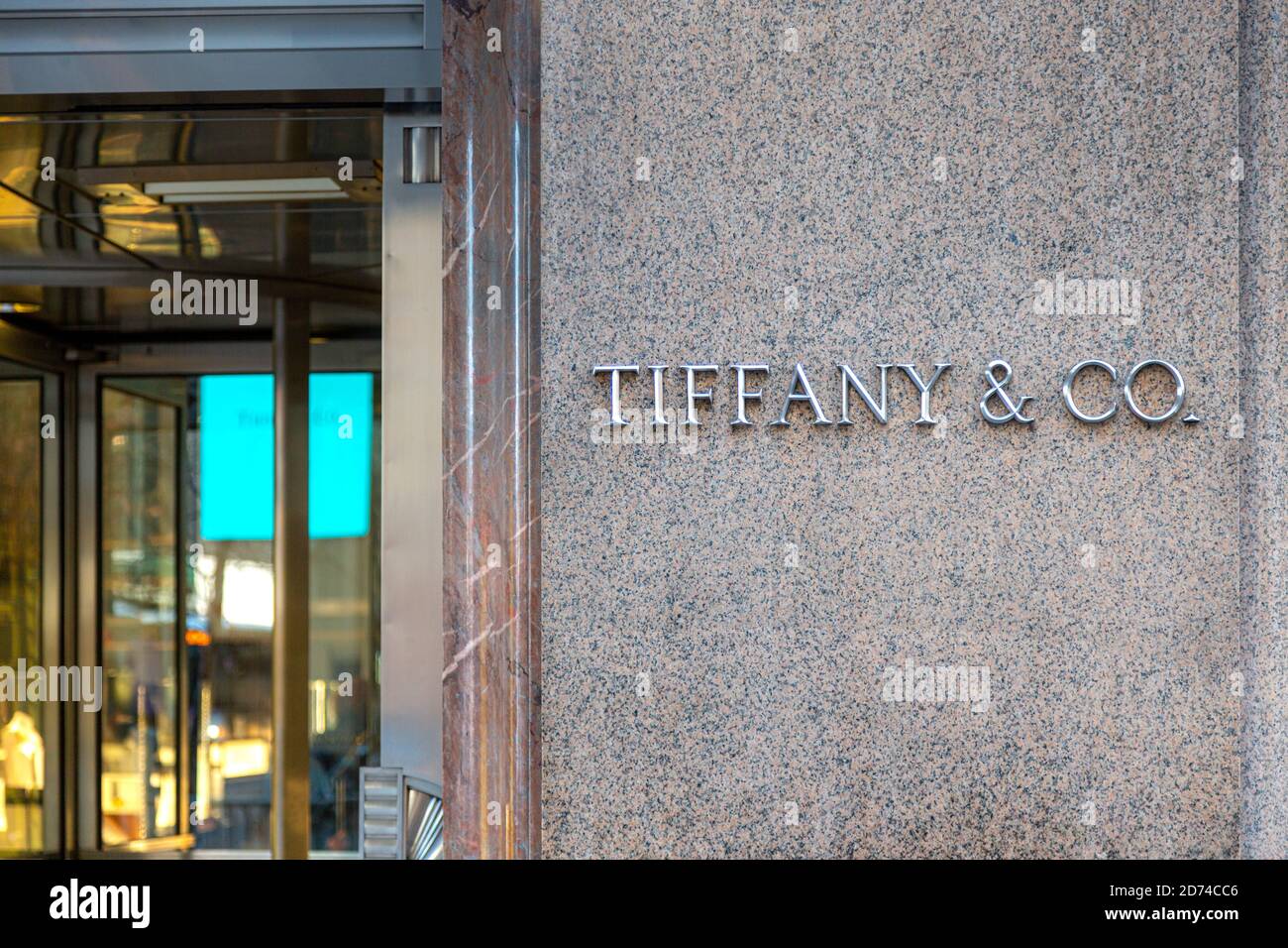Tiffany & Co Flagship-Store an der Ecke Fifth Avenue und 57th Street. Nahaufnahme des Tiffany-Logos und des Ladeneingangs. Stockfoto