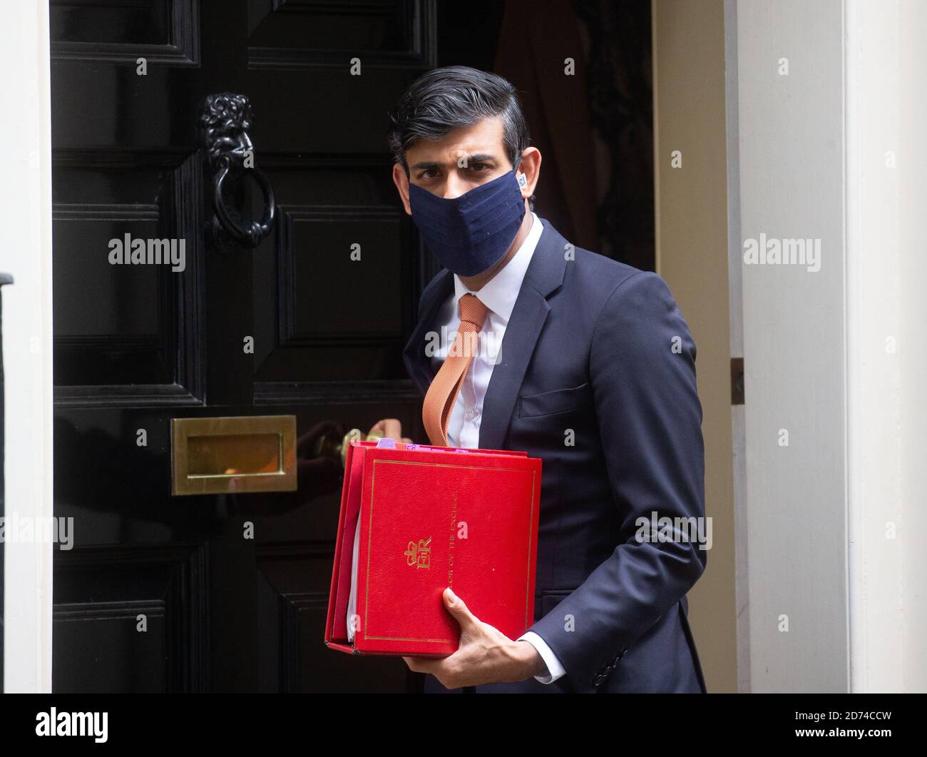 London, Großbritannien. Oktober 2020. Schatzkanzler Rishi Sunak verlässt die Downing Street Nr. 11, um zum Parlament zu gehen. Kredit: Mark Thomas/Alamy Live Nachrichten Stockfoto