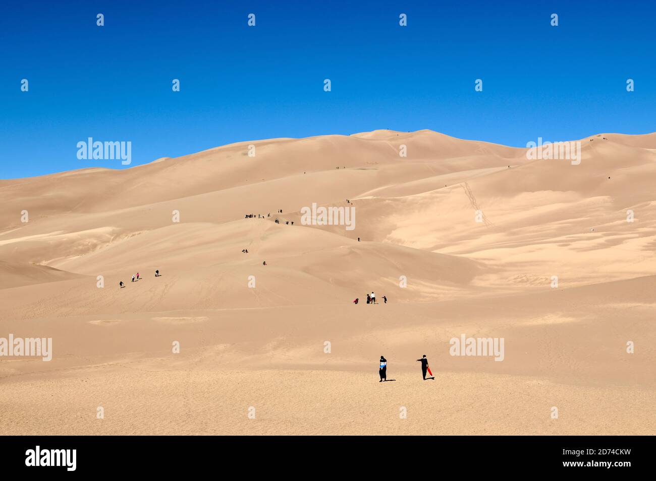 Menschen Wandern in den höchsten Sanddünen Nordamerikas. Great Sand Dunes National Park. Sangre de Cristo Mountains in Colorado, USA Stockfoto
