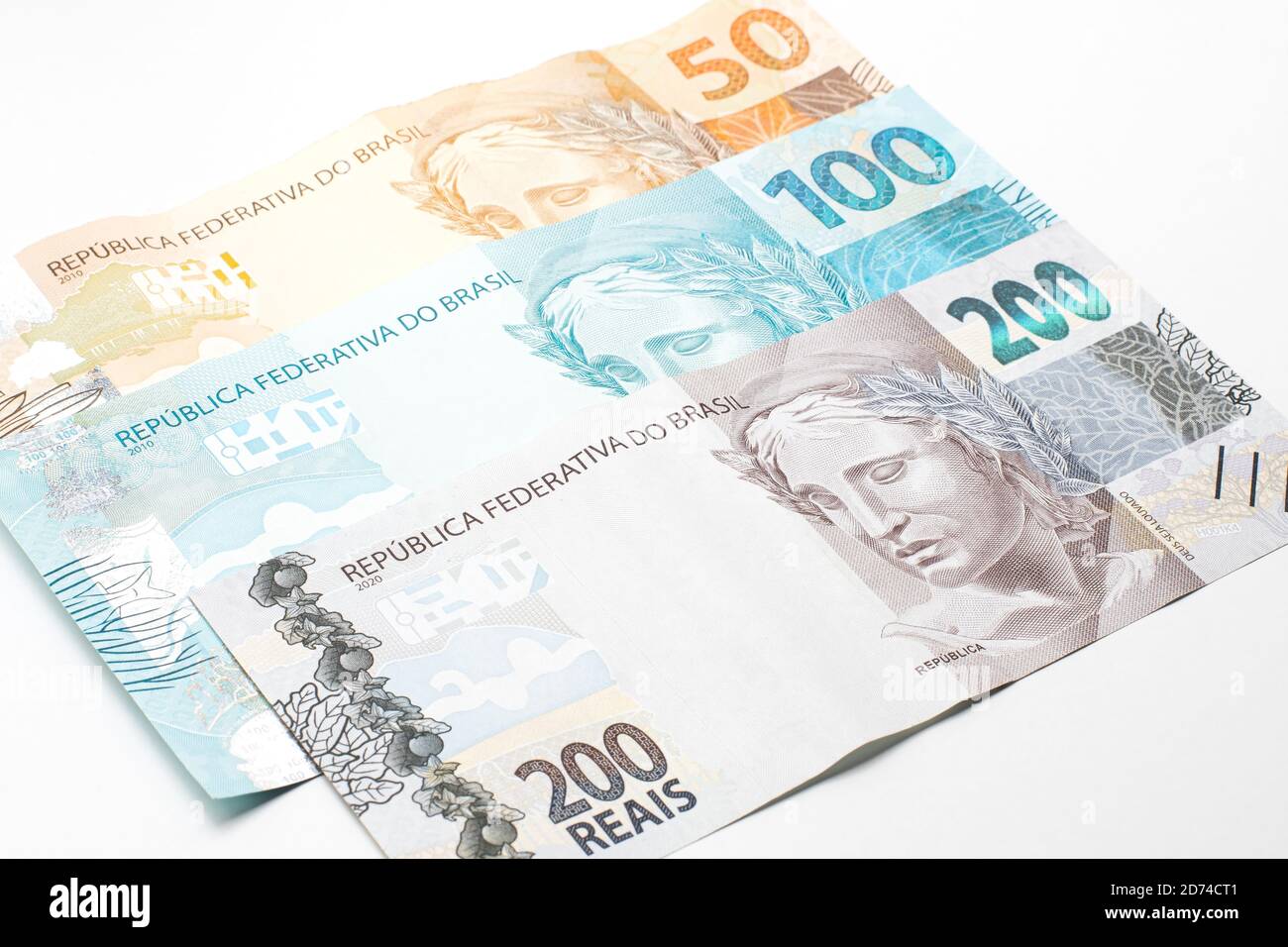 Brasilianisches Geld, fünfzig, hundert und zweihundert echte Banknote. Vorderseite der echten Rechnung, hohe Werte, Bildseite, echte Note isoliert auf Weiß. Stockfoto