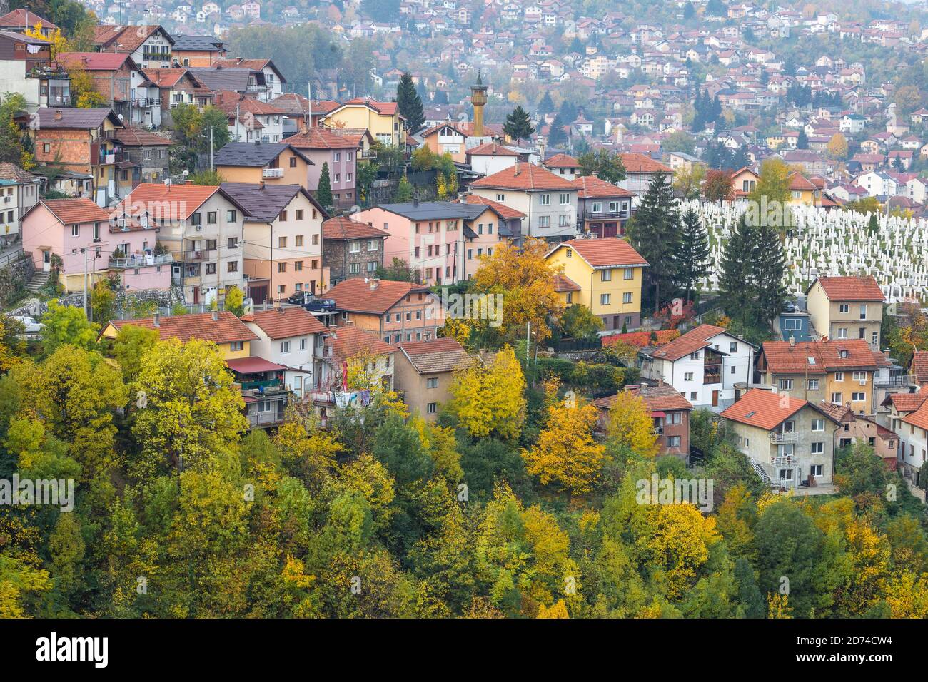 Bosnien und Herzegowina, Sarajevo, Blick auf Alifakovac Friedhof (wo muslimische Ausländer sind begraben) und die Stadt. Stockfoto